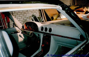 Zicht op wit lederen dashboard Mercedes door ons bekleed