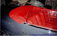 Mercedes SL 190 met geopende cabrioletkap, rood interieur