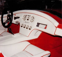 Rode Cobra met wit interieur. Auto was net zo´n casco als de blauwe Cobra